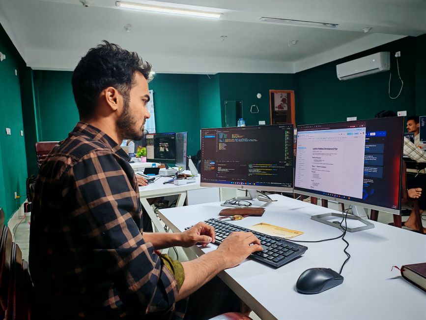 Programer radi na dvostrukom monitoru